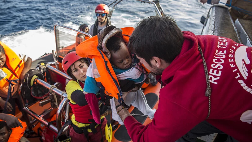 Ein gerettetes Baby wird auf das Schiff der spanischen Hilfsorganisation Proactiva Open Arms gebracht.