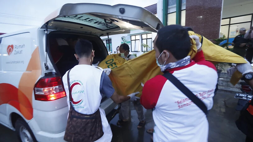 Rettungskräfte bergen nach der Tsunami-Flutwelle in Indonesien weitere Leichen.