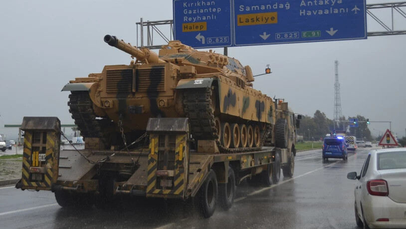 Ein Panzer wird als Teil eines Konvois in den türkischen Grenzort Kilis transportiert. (Bild vom 13. Dezember)