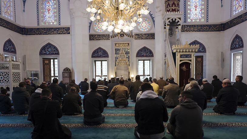 Menschen beim Gebet in einer Moschee in Berlin. (Archivbild)
