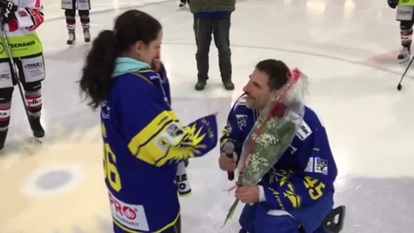 Sascha geht für seine Angelika auf die Knie. 