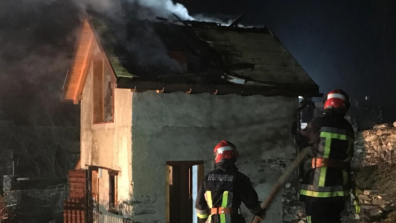 Die Feuerwehr konnte das Feuer löschen, der Sachschaden am Gebäude ist aber hoch.