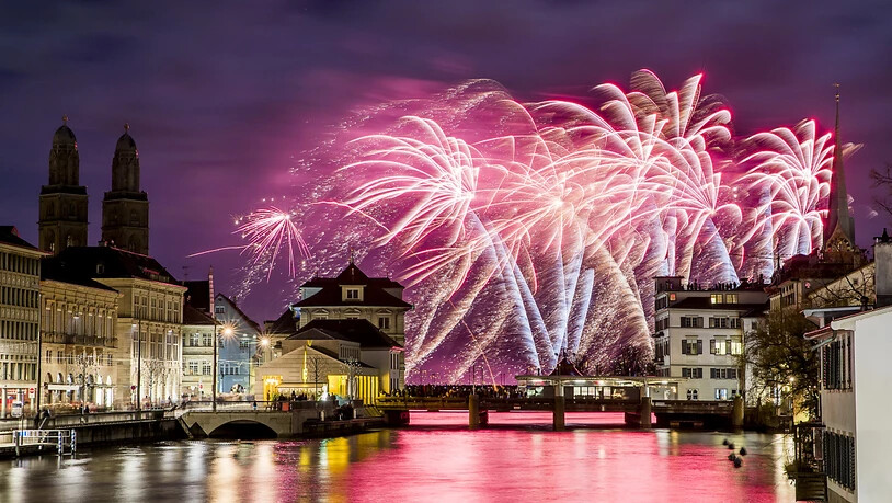 Mit einem Feuerwerk unter den Wolken begrüsst Zürich das Neue Jahr. (Archivbild)