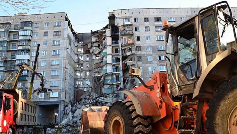 Bei einer Gasexplosion in einem Plattenbau aus der Sowjetzeit sind am Silvestermorgen in Russland mindestens vier Menschen getötet worden. Bergungshelfer befürchteten, dass zahlreiche Bewohner unter den Trümmern des eingestürzten Gebäudes in der…