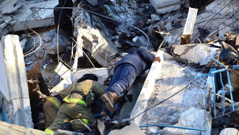 Bei einer Gasexplosion in einem Plattenbau aus der Sowjetzeit sind am Silvestermorgen in Russland mindestens vier Menschen getötet worden. Bergungshelfer befürchteten, dass zahlreiche Bewohner unter den Trümmern des eingestürzten Gebäudes in der…