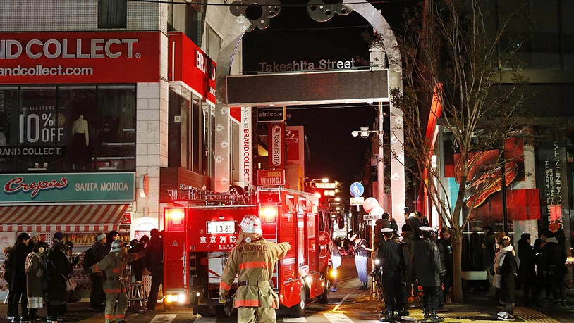 In Japan hat ein Mann in der Nacht auf Dienstag mehrere Passanten in einer Einkaufzone mit seinem Fahrzeug verletzt.