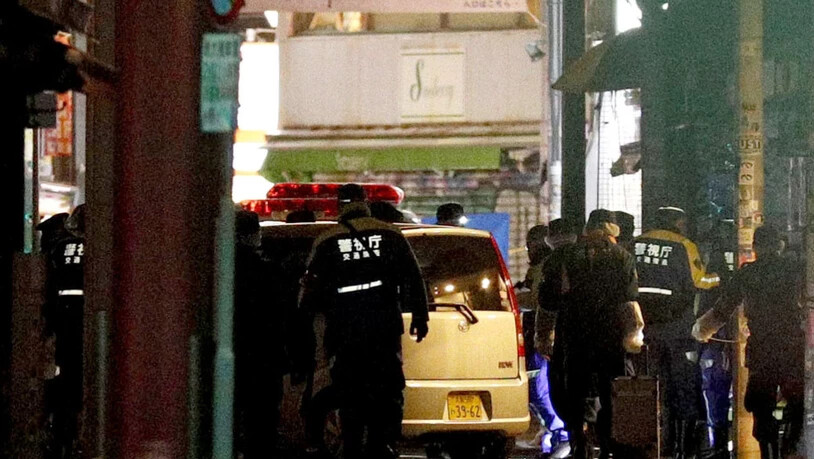 Zahlreiche Einsatzkräfte mussten in Tokio die Ermittlungen in einer Einkaufsstrasse aufnehmen, weil ein Mann zahlreiche Fussgänger mit einem Auto verletzte.