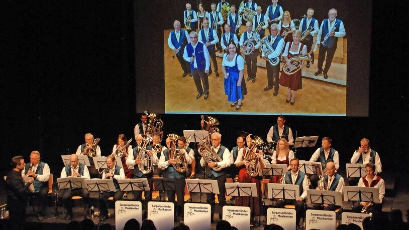 Fetzig: Die Sarganserländer Musikanten begeistern in Glarus.