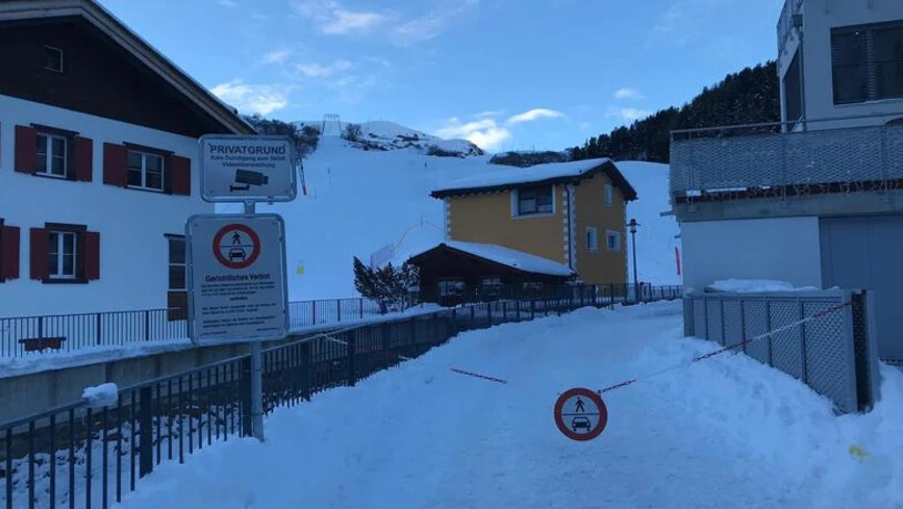 Der Dorfsegen in «Bivio» hängt schief. Der Grund: Der direkteste Weg zum Skilift ist gesperrt.