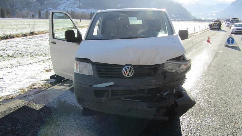 Das Bild zeigt eines der beschädigten Fahrzeuge in Näfels.