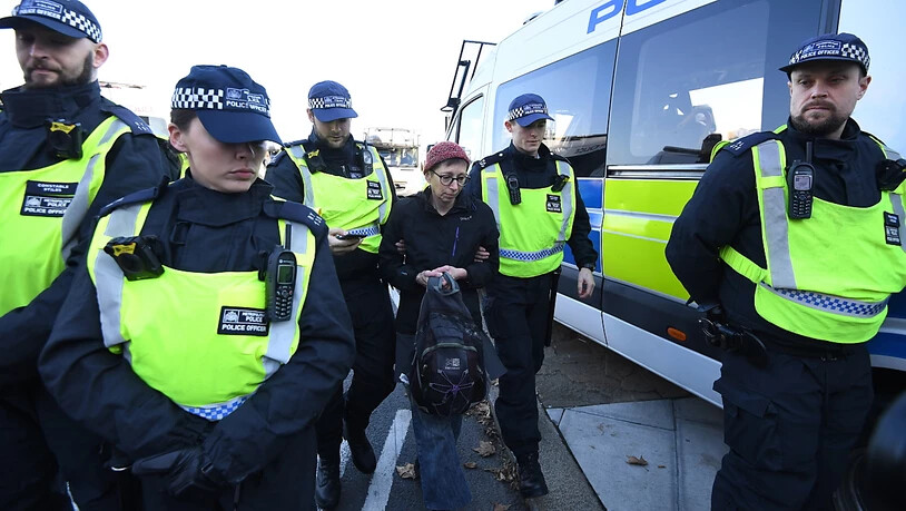 Britische Polizisten verhaften in London im November 2018 eine Umweltaktivistin. (Archivbild)