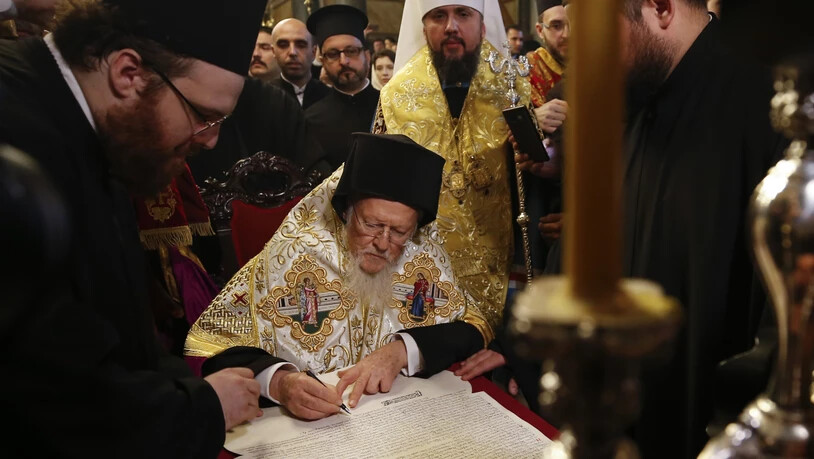 Die oberste Autorität der Orthodoxie, der Patriarch Bartholomaios von Konstantinopel mit Sitz in Istanbul, unterschrieb am Samstag einen Erlass, welcher die orthodoxe Nationalkirche in der Ukraine formell für unabhängig erklärt.
