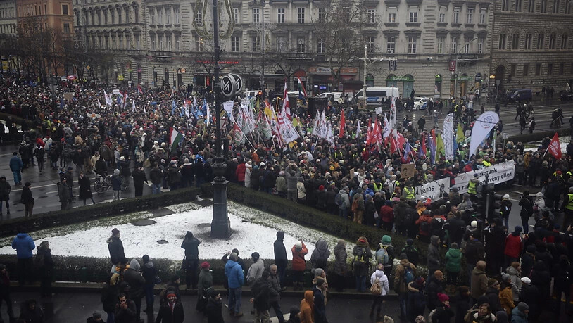 10'000 Menschen gingen am Samstag in Budapest auf die Strasse. Die Proteste gegen die Orban-Regierung werden von linken wie rechten Oppositionsparteien, Gewerkschaften und Zivilorganisationen unterstützt.