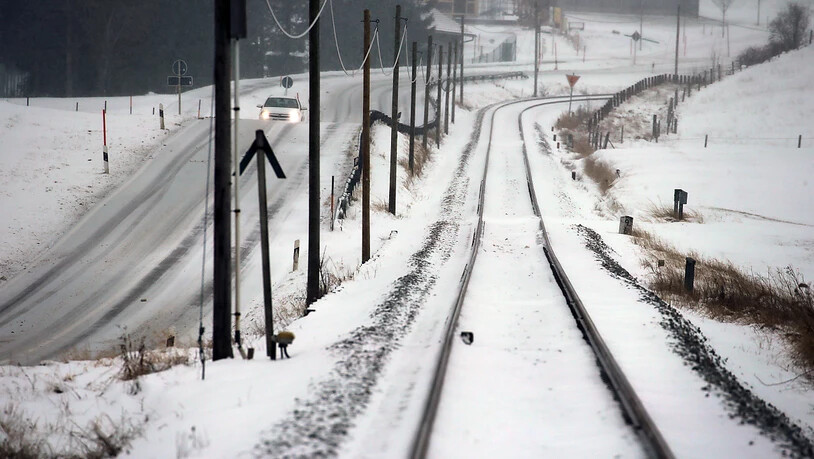 Starker Schneefall in Deutschland: Während sich der Flugverkehr in München nach über 100 Flugausfällen am Samstag wieder normalisiert, kommt es im Bahnverkehr weiter zu Behinderungen.