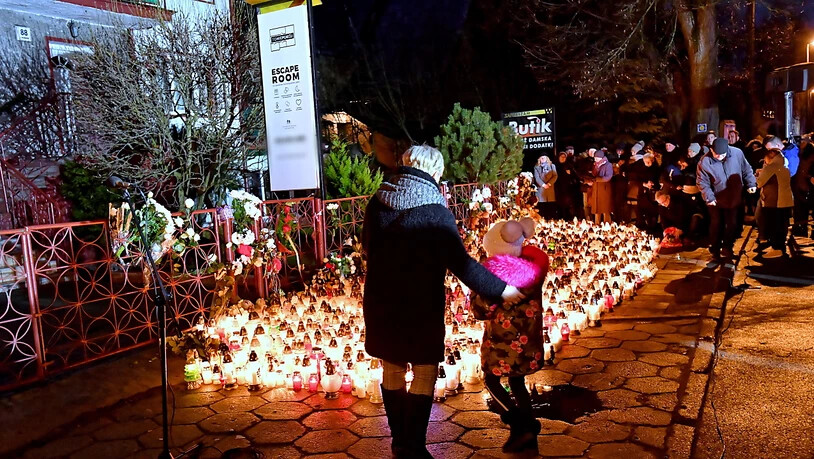 Viele Menschen trauern am Sonntag in Polen nach der Tragöde in einem "Escape Room" um die fünf jungen Todesopfer.