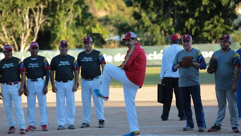 Venezuelas Präsident Nicolás Maduro (Mitte) hat am Sonntag am Rande eines Baseball-Spiels erneut seine Kritiker gewarnt.