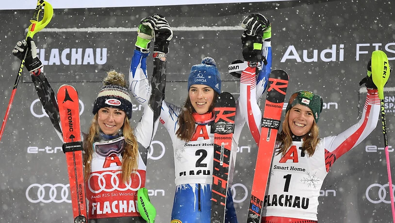 Petra Vlhova - umrahmt von Mikaela Shiffrin und der drittplatzierten Österreicherin Katharina Liensberger (rechts)
