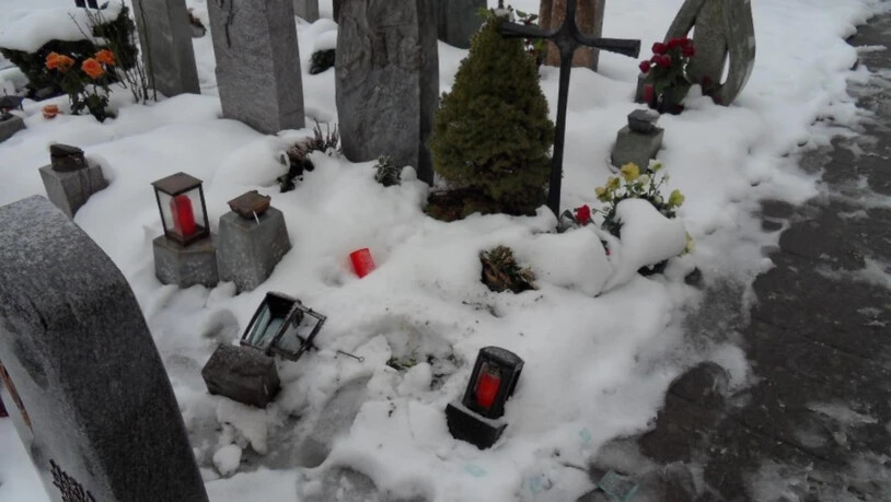 Vandalismus: Grabschmuck liegt auf dem Benkner Friedhof herum. 