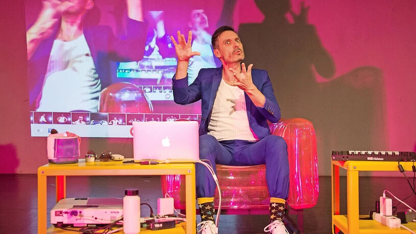 Wer bin ich? Jürg Gautschi schlüpft unversehens in alle drei Rollen einer etwas komplizierten Liebesgeschichte zwischen Fitnesscenter und Pendlerstress.