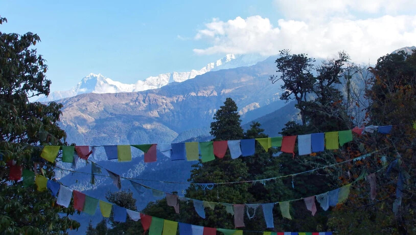 Die tibetischen Gebetsflaggen sind im Himalaja weit verbreitet. Sie repräsentieren Mantras und Gebete, die vom Wind in die Ferne getragen werden.