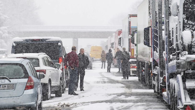 Autobahn A8 in Deutschland: Zahlreiche Menschen mussten etwa wegen quer stehender Lastwagen die Nacht auf Freitag auf der Autobahn verbringen.
