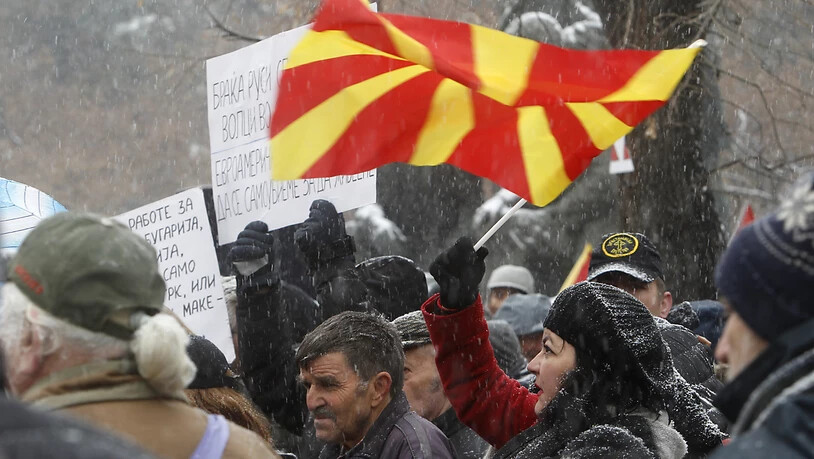 Die Gegner des Namenswechsels für ihr Land haben sich nicht durchgesetzt. Das Parlament hiess den neuen Landesnamen Nord-Mazedonien mit der nötigen Zweidrittelsmehrheit gut.