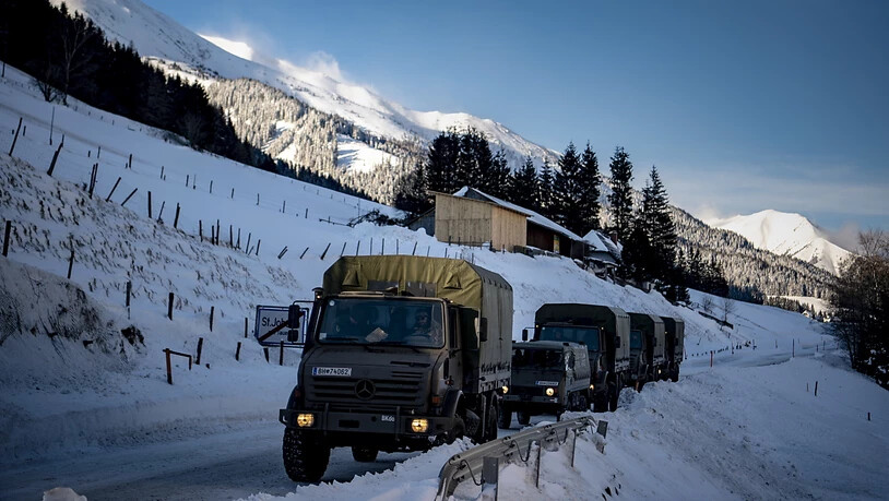 Armeefahrzeuge auf einer geschlossenen Strasse bei Hohentauern. Der Schnee setzt vielen Gegenden in Europa stark zu.