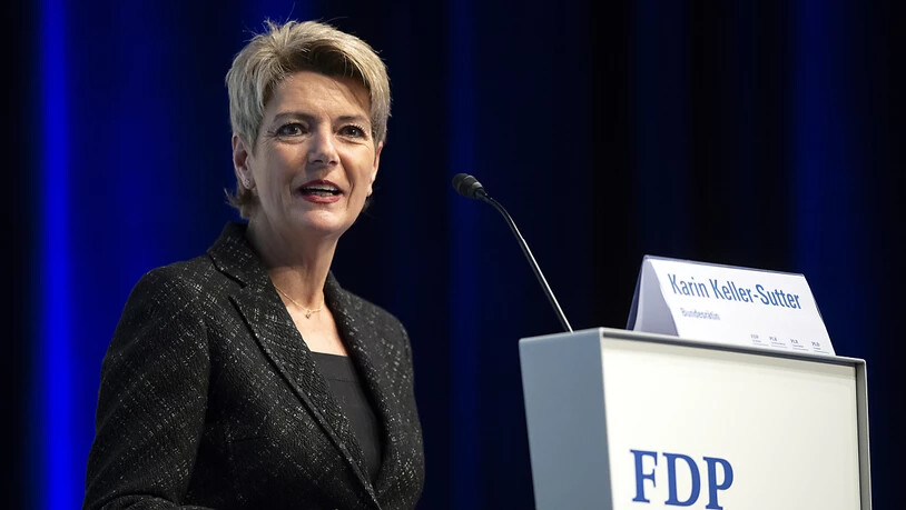Bundesrätin Karin Keller-Sutter wirbt an der Delegiertenversammlung der FDP in Biel für das verschärfte Waffenrecht.