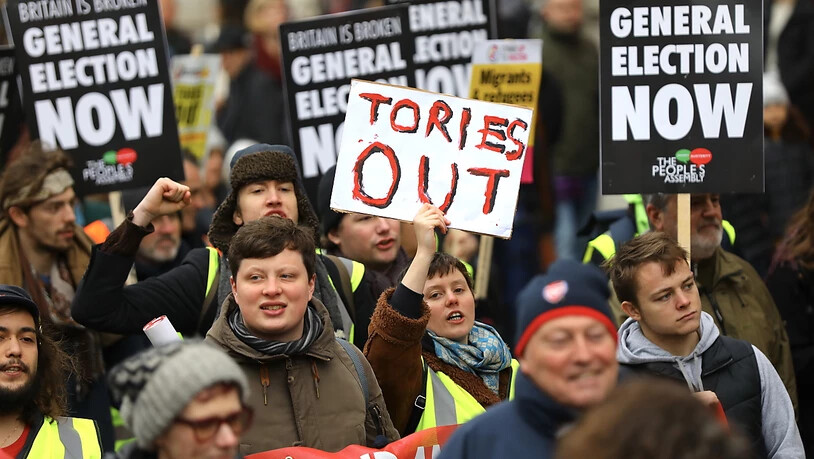 Tausende Demonstranten fordern in London Neuwahlen.