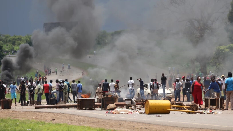 Die Proteste wegen Benzinpreiserhöhungen sind am Montag in Simbabwe eskaliert.