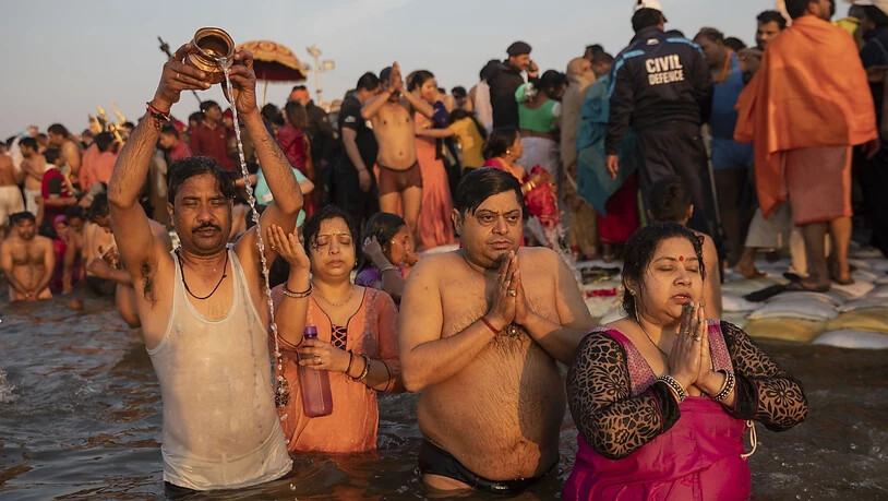 Hinduistische Pilger nehmen ein Bad in den heiligen Gewässern.