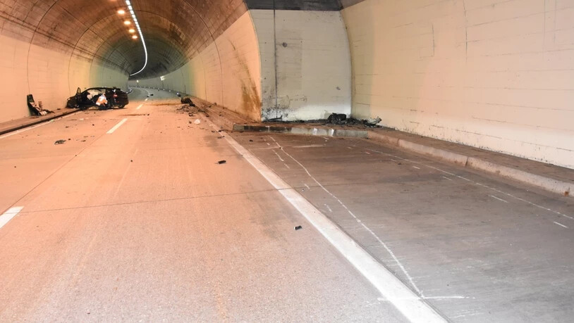 Eine junge Autofahrerin prallte am Mittwochmorgen in eine Nothaltebucht im Murgwaldtunnel.