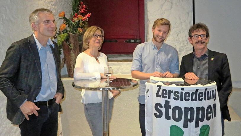 Andreas Widmer, Elisabeth Brunner, Valentin Faust und Ruedi Blumer (von links) diskutieren in Eschenbach über die Zersiedelungsinitiative.