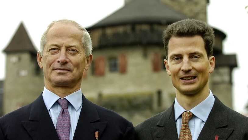 Fürst Hans-Adam II. (links) ist das Staatsoberhaupt des Fürstentums. Die Staatsgeschäfte übergab er 2004 Erbprinz Alois (rechts), seinem ältesten Sohn (Archiv).