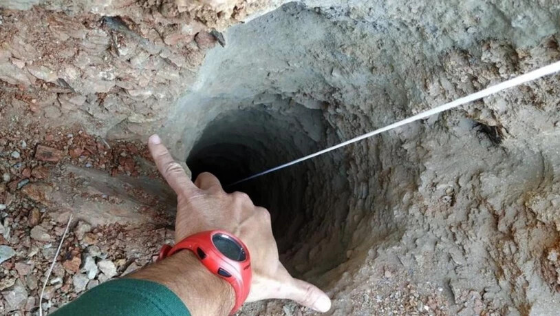 In dieses rund 30 Zentimeter breite Bohrloch in der Nähe der andalusischen Gemeinde Totalán ist der Zweijährige gefallen. Ob er noch lebt, weiss niemand.