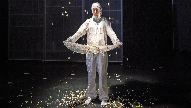 Bühnenbild mit Knalleffekt: Das Stück «Kernschmelze» entführt ins Innere des Versuchsreaktors, wo es seltsamerweise Popcorn von der Decke regnet.