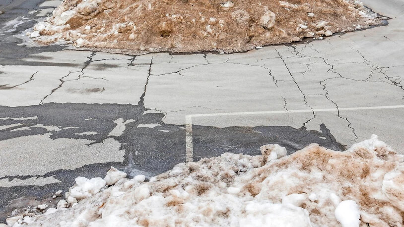 Schneehaufen statt parkierende Autos: Auf dem Parkplatz der Oberen Au hat die Stadt Chur kurzfristig geräumten Schnee deponiert.