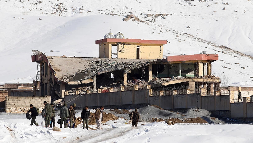 Das von den Taliban angegriffene Gebäude in der Provinz Wardak in Afghanistan stürzte teilweise ein. Über 60 Menschen wurden getötet.