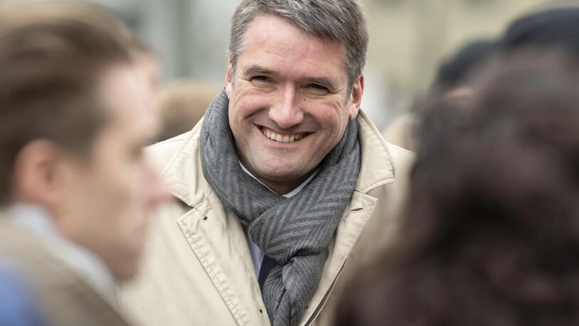 SP-Präsident Christian Levrat trinkt zum Auftakt des Wahlkampfes auf dem Waisenhausplatz in Bern mit Passantinnen und Passanten Kaffee und sucht das Gespräch mit ihnen.