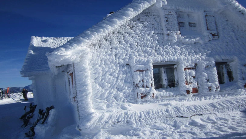 Auf dem Weg zum Tanzboden (ob Rieden SG): Das Gipfelrestaurant hat sich ein Schneekleid angezogen.