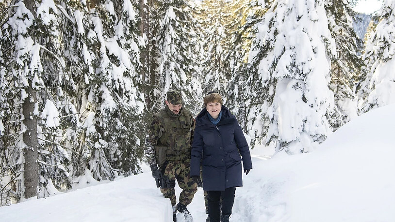 Amherd besichtigte unter anderem nach einem kurzen Fussmarsch durch den verschneiten Wald ob Davos ein "schützenswertes Objekt".