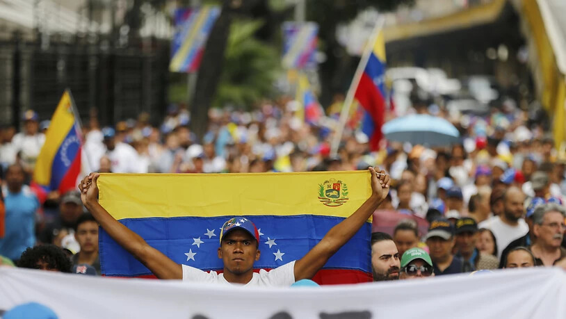 Gegner und Anhänger von Präsident Nicolas Maduro sind am Mittwoch in Venezuela auf die Strassen gegangen.