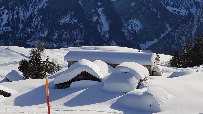 Alpgebäude im Winterkleid in Braunwald. M.Hösli Ennenda