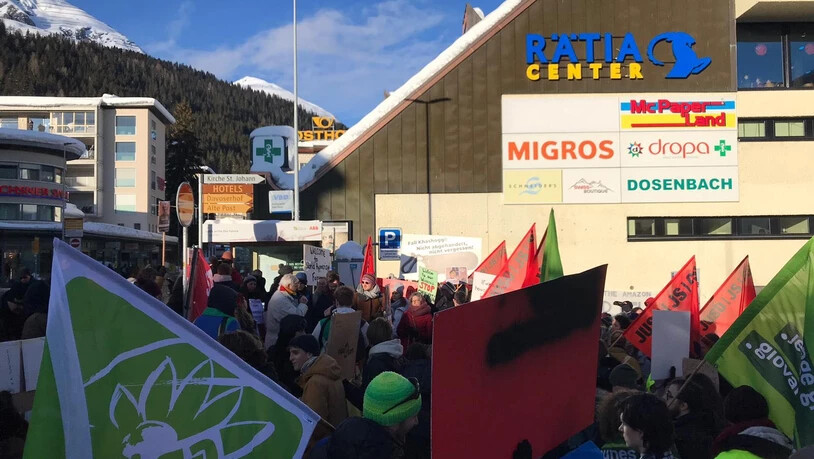 Die Anti-WEF-Demo in Davos verläuft bisher friedlich.