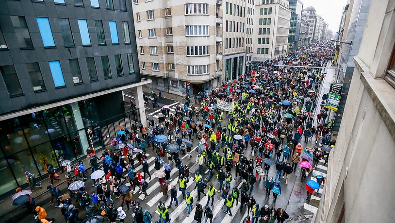In Brüssel sind erneut Tausende für mehr Klimaschutz auf die Strasse gegangen.
