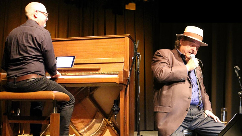 Roman Wyss am Klavier unterstützt Endo Anaconda, der in Jona Songs aus seiner 30-jährigen Sängerkarriere präsentiert.