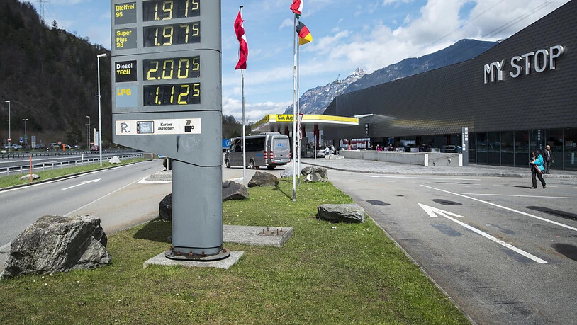 Bei der Gotthard Raststätte an der Autobahn A2 in Uri liefern sich Eishockey-Fans ein gefährliches Scharmützel. (Archivbild)