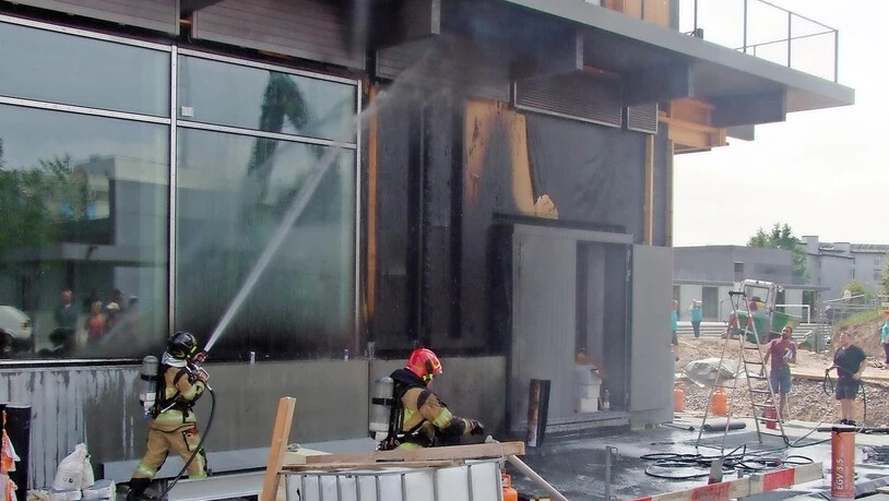 Feuerwehrleute bekämpfen am 2. Juni 2017 einen Brand beim Erweiterungsbau des Schulhauses Weiden.