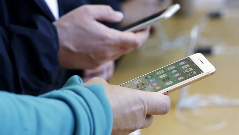 Schmerzhafte Panne bei Apple: Über den Telefoniedienst Facetime im iPhone konnten andere Nutzer belauscht werden. (Archivbild)