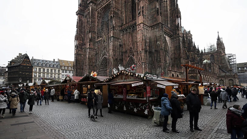 Weihnachtsmarkt in Strassburg. Nun sind weitere Verdächtige festgenommen worden. (Archivbild)
